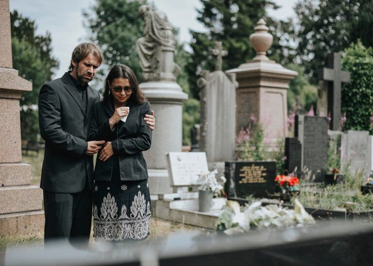 couple-in-the-cemetery